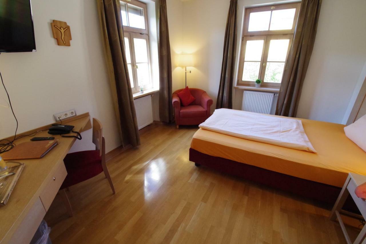 Klostergasthof Hotel Muennerstadt Exterior photo